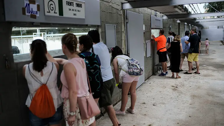 Los Corrales del Gas de Pamplona abren las puertas al publico para ver las cuatro ganaderias que ya descansan aquí. MIGUEL OSÉS_10