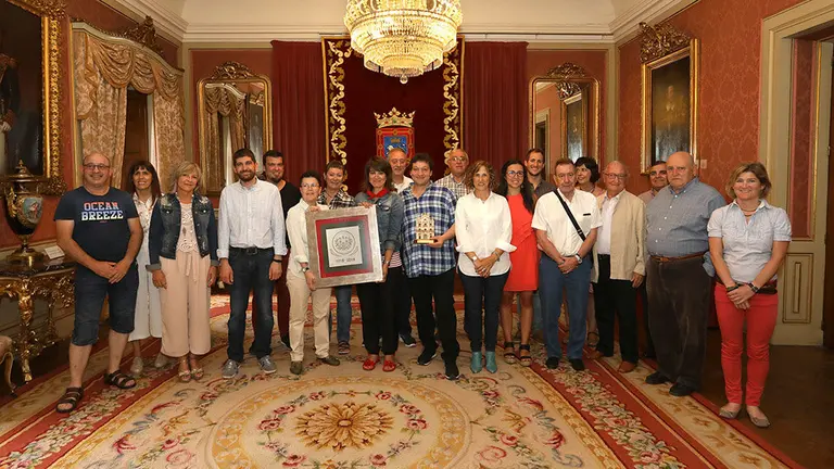 Imagen del acto de recibimiento en el Ayuntamiento de Pamplona a Los Amigos del Arte AYUNTAMIENTO DE PAMPLONA