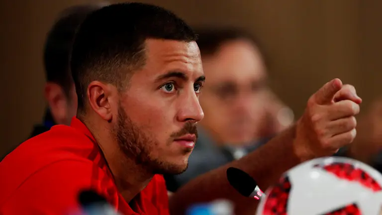 ROS02. ROSTOV (RUSIA). 1/07/18.- El jugador de B&eacute;lgica Eden Hazard participa en una rueda de prensa en el estadio Rostov Arena, en Rostov (Rusia) hoy, domingo 1 de julio de 2018. B&eacute;lgica enfrentar&aacute; a Jap&oacute;n ma&ntilde;ana en octavos de final de la Copa Mundial de la FIFA Rusia 2018. EFE/Esteban Biba ATENCI&Oacute;N EDITORES: S&oacute;lo Uso editorial. Prohibido su uso en referencia con entidad comercial alguna. Prohibido su uso en alertas, descargas o mensajer&iacute;a multimedia en m&oacute;viles. Las im&aacute;genes deber&aacute;n aparecer como fotograf&iacute;as congeladas y no podr&aacute;n emular la acci&oacute;n del juego mediante secuencias o fotomontajes. Ninguna imagen publicada podr&aacute; ser alterada, mediante texto o imagen superpuesta, en el caso de que (a) intencionalmente oculte o elimine el logotipo de un patrocinador o (b) a&ntilde;ada y/o cubra la identificaci&oacute;n comercial de terceras partes que no est&eacute; oficialmente asociada con la Copa Mundial de la FIFA. 