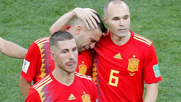 417. MOSCÚ (RUSIA), 01/07/2018.- , Los jugadores españoles Sergio Ramos, Jordi Alba y Andrés Iniesta tras perder por penaltis ante el Rusia en partido de octavos de final del Mundial de Fútbol de Rusia 2018, en el Estadio Luzhnikí, Rusia, hoy 1 de julio de 2018. EFE/Lavandeira jr [ATENCIÓN EDITORES: Sólo Uso editorial. Prohibido su uso en referencia con entidad comercial alguna. Prohibido su uso en alertas, descargas o mensajería multimedia en móviles. Las imágenes deberán aparecer como fotografías congeladas y no podrán emular la acción del juego mediante secuencias o fotomontajes. Ninguna imagen publicada podrá ser alterada, mediante texto o imagen superpuesta, en el caso de que (a) intencionalmente oculte o elimine el logotipo de un patrocinador o (b) añada y/o cubra la identificación comercial de terceras partes que no esté oficialmente asociada con la Copa Mundial de la FIFA.]