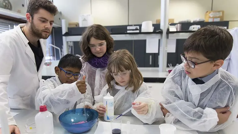 Un grupo de niños participa en una de las actividades de verano de la UNAV