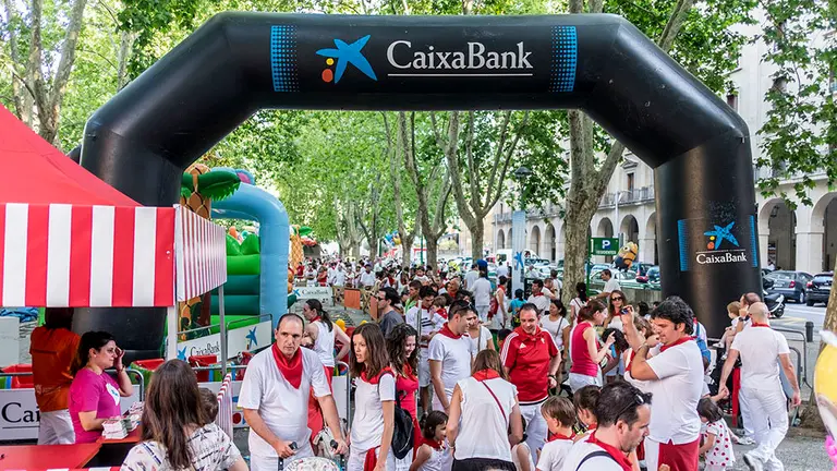 A: Jesús Caso
F: 10-07-2016
P: 
L: Pamplona. Plaza de La Libertad
T: Parque infantil de San Fermín
