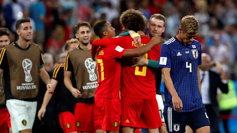 MUN55-149. ROSTOV DEL DON (RUSIA), 02/07/2018.- Jugadores belgas celebran la victoria tras el partido B&eacute;lgica-Jap&oacute;n, de octavos de final del Mundial de F&uacute;tbol de Rusia 2018, en el Rostov Arena de Rostov del Don, Rusia, hoy 2 de julio de 2018. EFE/Esteban Biba [ATENCI&Oacute;N EDITORES: S&oacute;lo Uso editorial. Prohibido su uso en referencia con entidad comercial alguna. Prohibido su uso en alertas, descargas o mensajer&iacute;a multimedia en m&oacute;viles. Las im&aacute;genes deber&aacute;n aparecer como fotograf&iacute;as congeladas y no podr&aacute;n emular la acci&oacute;n del juego mediante secuencias o fotomontajes. Ninguna imagen publicada podr&aacute; ser alterada, mediante texto o imagen superpuesta, en el caso de que (a) intencionalmente oculte o elimine el logotipo de un patrocinador o (b) a&ntilde;ada y/o cubra la identificaci&oacute;n comercial de terceras partes que no est&eacute; oficialmente asociada con la Copa Mundial de la FIFA.]