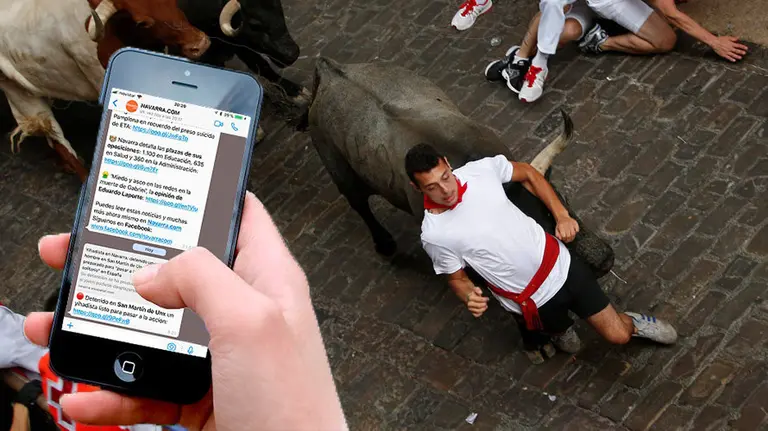 Fotomontaje del segundo encierro de San Fermín con una imagen de las alertas informativas