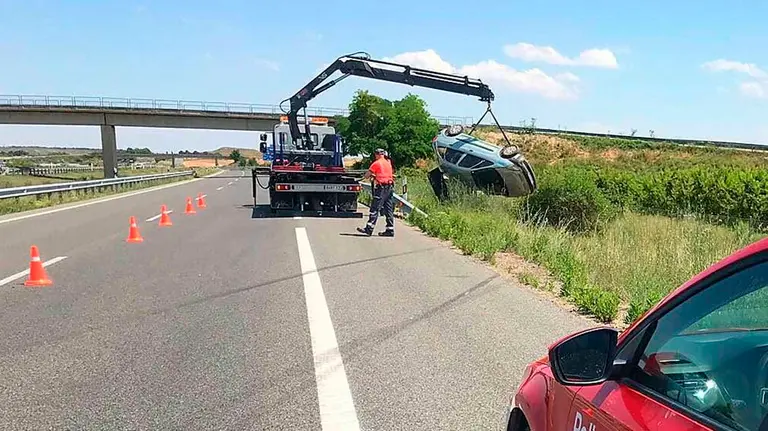 El vehículo que ha volcado en Cascante PF 2