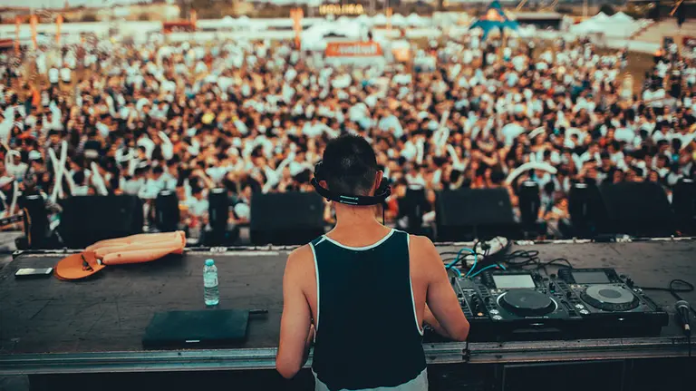 Un Dj durante la actuación en el festival Holika en Cortes en 2018. CEDIDA