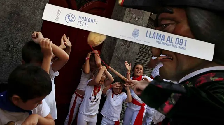 Niños juegando con los kilikis junto a un ejemplar de la pulsera PABLO LASAOSA