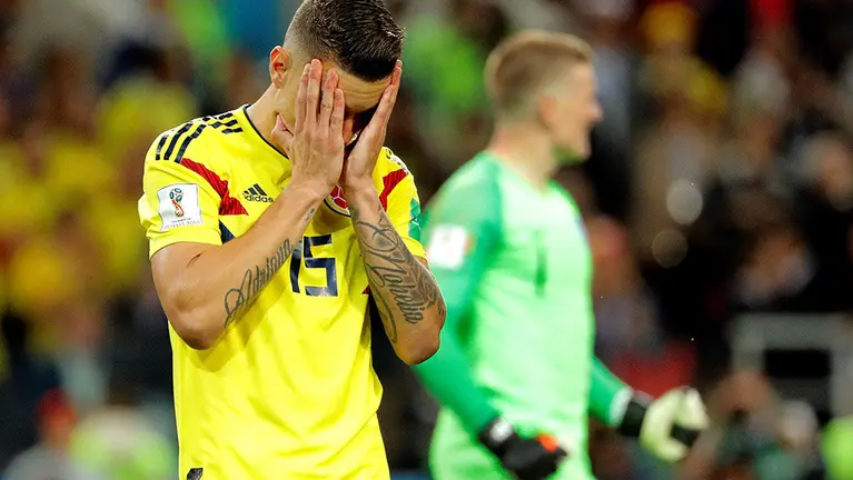 MUN55-233. MOSCÚ (RUSIA), 03/07/2018.- El centrocampista colombiano Mateus Uribe reacciona tras fallar en la tanda de penaltis, durante el partido Colombia-Inglaterra, de octavos de final del Mundial de Fútbol de Rusia 2018, en el Estadio del Spartak de Moscú, Rusia, hoy 3 de julio de 2018. EFE/Lavandeira jr [ATENCIÓN EDITORES: Sólo Uso editorial. Prohibido su uso en referencia con entidad comercial alguna. Prohibido su uso en alertas, descargas o mensajería multimedia en móviles. Las imágenes deberán aparecer como fotografías congeladas y no podrán emular la acción del juego mediante secuencias o fotomontajes. Ninguna imagen publicada podrá ser alterada, mediante texto o imagen superpuesta, en el caso de que (a) intencionalmente oculte o elimine el logotipo de un patrocinador o (b) añada y/o cubra la identificación comercial de terceras partes que no esté oficialmente asociada con la Copa Mundial de la FIFA.]
