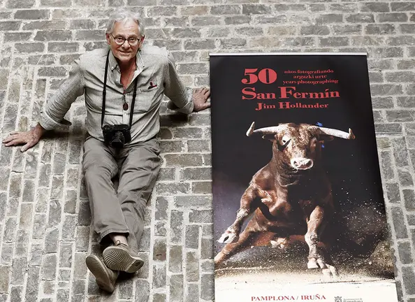 GRAF3330. PAMPLONA, 04/07/2018.- El fotoperiodista estadounidense Jim Hollander abre hoy en el Palacio del Condestable una exposición con quince imágenes de gran formato en la que ha reflejado la esencia de su mirada sobre los sanfermines, unas fiestas en las que este año cumple medio siglo y de las que valora especialmente el &#34;respeto&#34; que rezuman. EFE/Jesús Diges