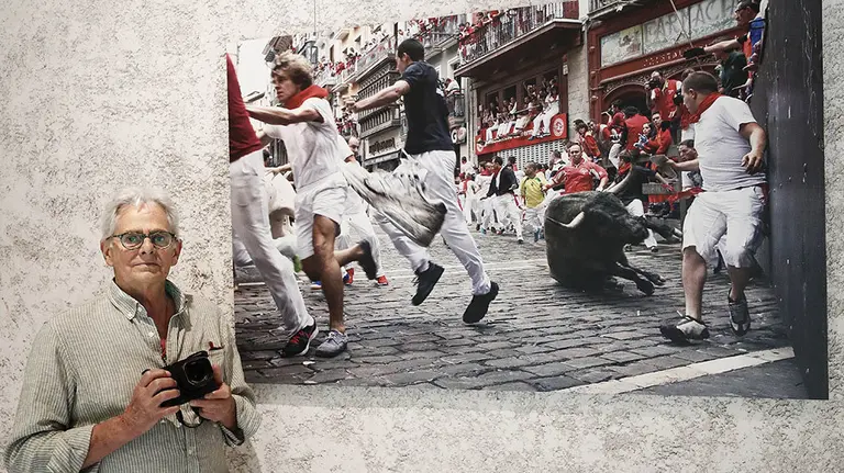 GRAF3330. PAMPLONA, 04/07/2018.- El fotoperiodista estadounidense Jim Hollander abre hoy en el Palacio del Condestable una exposición con quince imágenes de gran formato en la que ha reflejado la esencia de su mirada sobre los sanfermines, unas fiestas en las que este año cumple medio siglo y de las que valora especialmente el "respeto" que rezuman. EFE/Jesús Diges