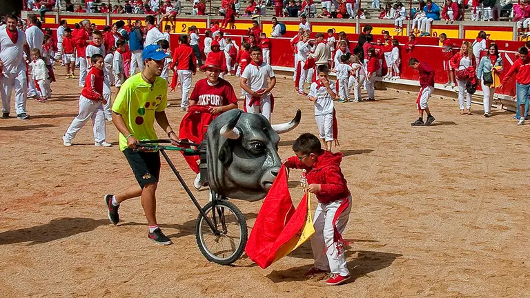 San Fermín. Fiestas. Lidia. Matinal con niños. Clase de toreo de salón.