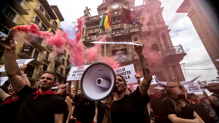 AnimaNaturalis y PETA realizan su tradicional protesta contra la tauromaquia en la víspera del inicio de las fiestas San Fermín (08). IÑIGO ALZUGARAY