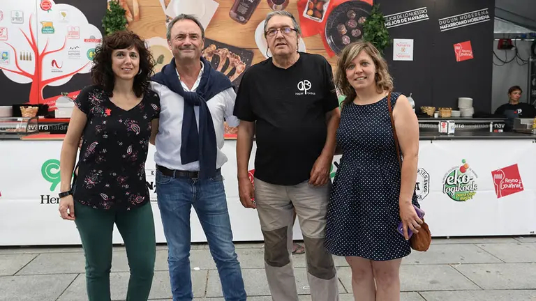 La concejala de Pamplona Patricia Perales durante su visita al puesto este jueves