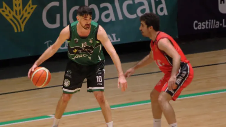 Javier Marín controlando el balón. Foto Basket Navarra.