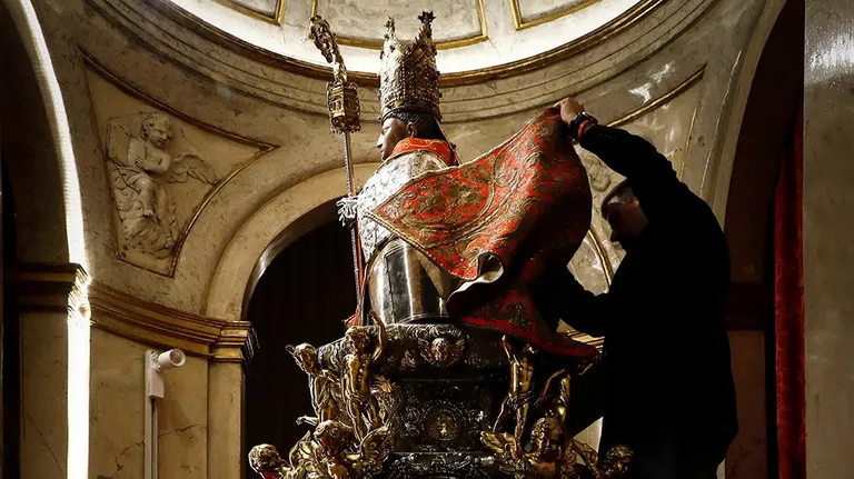 Los miembros de la Corte de San Fermín llevan a cabo el tradicional y poco conocido acto de cambiar la capa de &#34;diario&#34; del santo por la &#34;de gala&#34;, que la efigie lucirá durante las fiestas de Pamplona, del 6 al 14 de julio. EFE/Villar López