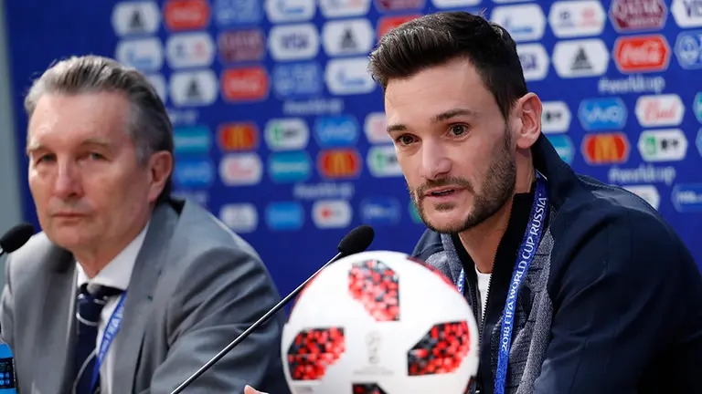 El guardameta de la selección de Francia Hugo Lloris participa en una rueda de prensa, en Nizhny Novgorod (Rusia), antes de jugar ante Uruguay. EFE.