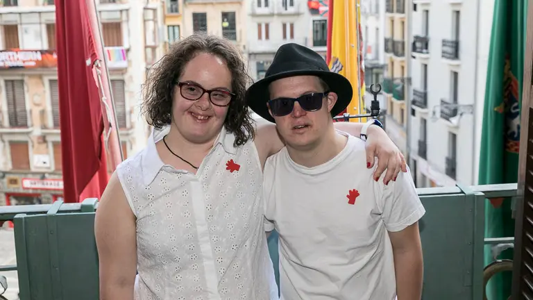 Los miembros del grupo &#39;Motxila 21&#39; visitan el Ayuntamiento el día anterior a lanzar el Chupinazo de San Fermín 2018 (05). IÑIGO ALZUGARAY