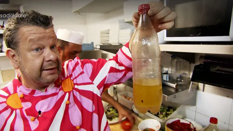 Chicote muestra a cámara una botella de aceite en el programa Pesadilla en la Cocina grabado en Pamplona ATRESMEDIA