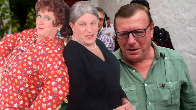 El humorista de Los Morancos César Cadaval, popular por su interpretación del personaje de &#39;Omaíta&#39;, acompaña a su hijo, el novillero Alfonso Cadval, en su debut en la Feria del Toro de Sanfermines. MIGUEL OSÉS