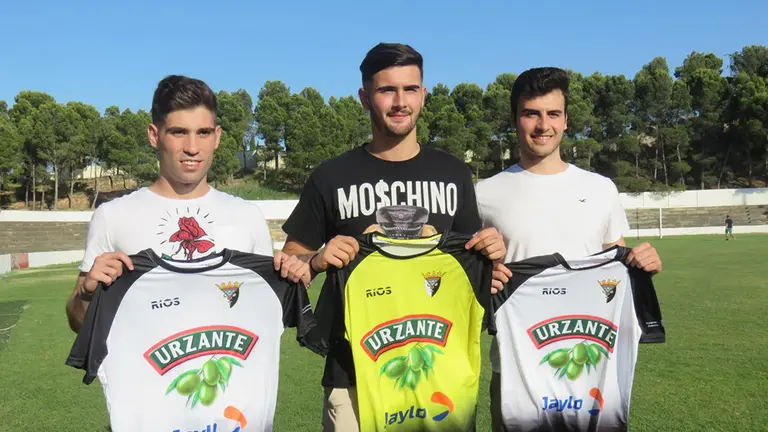 Arellano, Navarro y López con la camiseta del equipo ribero. CD Tudelano.