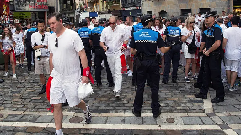 Controles de acceso a la Plaza Consistorial de Pamplona, realizados por la Policía Municipal, momentos antes del tradicional lanzamiento del Chupinazo que inaugura los San Fermines 2018. EFE / Rodrigo Jiménez