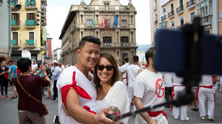 GRAF4563. PAMPLONA, 06/07/2018.- Dos personas se fotografían frente al Ayuntamiento de Pamplona, momentos antes del tradicional lanzamiento del Chupinazo que inaugura los San Fermines 2018. EFE / Rodrigo Jiménez