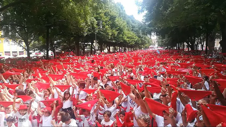 El chupinazo que da comienzo a los Sanfermines desde el Paseo Sarasate