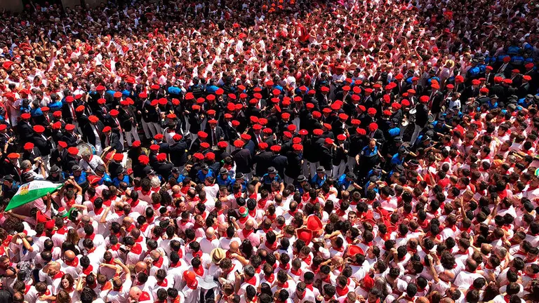 Los gaiteros salen a la Plaza Consistorial tras el Chupinazo para amenizar los primeros compases de la fiesta de este San Fermín 2018 PABLO LASAOSA