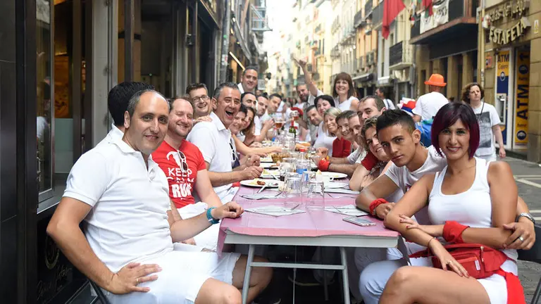Las pamploneses se echan a la calle para llenar el est&oacute;mago con los tradicionales almuerzos antes del Chupinazo. MIGUEL SANTIAGO