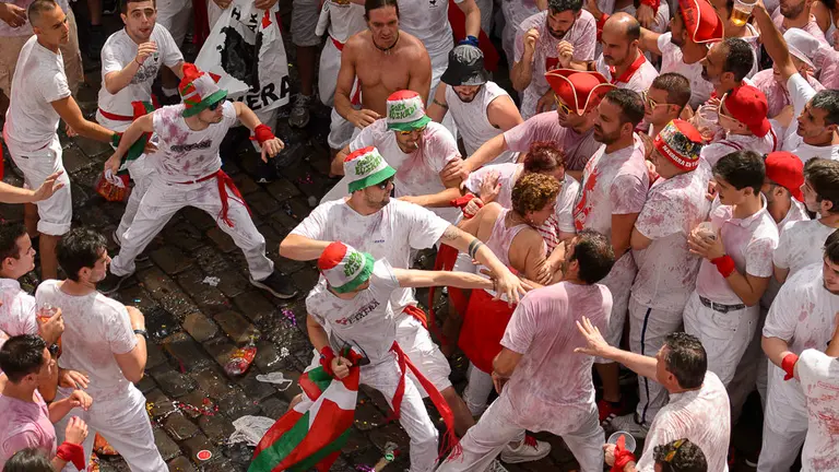Chupinazo de las fiestas de San Fermín 2018 en el Ayuntamiento. PABLO LASAOSA 12