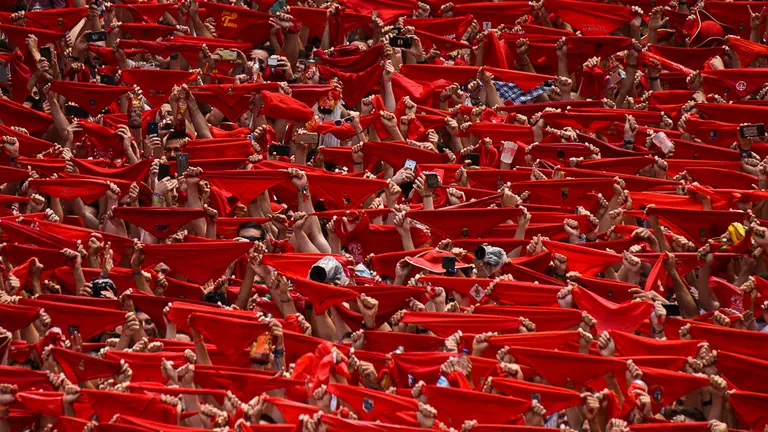 Chupinazo de las fiestas de San Fermín 2018 en el Ayuntamiento. PABLO LASAOSA 17