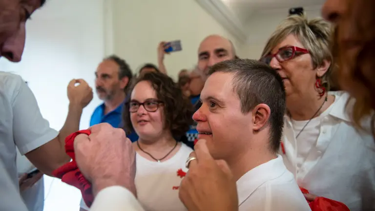 Ibai Ganuza y Leire Zabalza, componentes del grupo Motxila 21, han prendido la mecha de este Chupinazo 2018. MIGUEL OSES