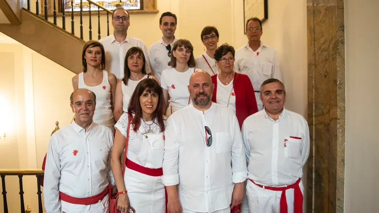 Varios miembros del equipo del PSN posan en las escaleras del Ayuntamiento de Pamplona instantes previos al Chupinazo. MIGUEL OSES