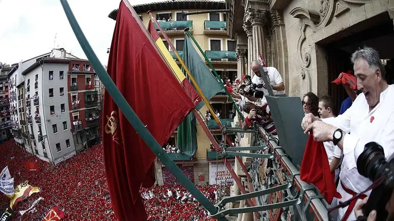 GRAF4747. PAMPLONA (ESPAÑA), 06/07/2018.- Ibai Ganuza y Leire Zabalza, componentes del grupo musical de la Asociación de Síndrome de Down de Navarra, Motxila 21, junto al alcalde de Pamplona Joseba Asirón, antes de prender la mecha del cohete con el que han dado comienso las fiestas de Sanfermin 2018. EFE/Jesús Diges