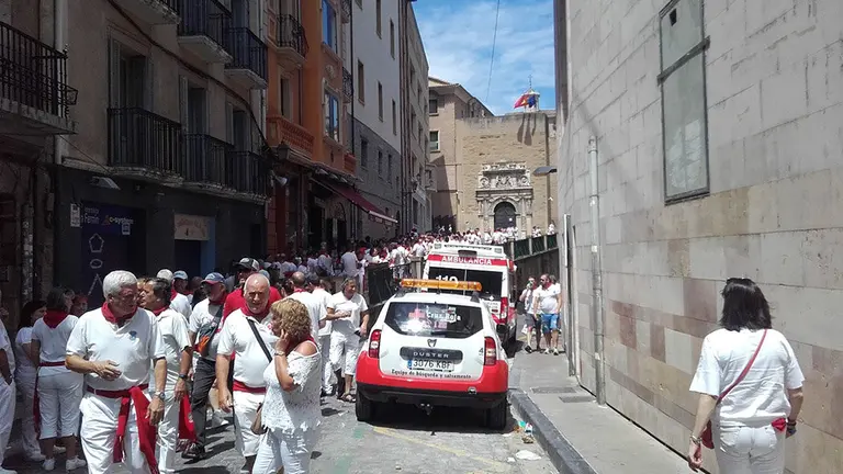 Cruz Roja atiende a los heridos en el Chupinazo de Sanfermines en la Cuesta de Santo Domingo CEDIDA