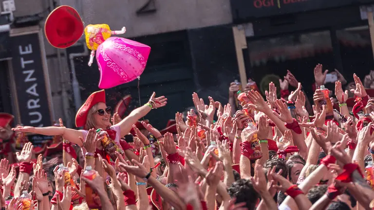 Plaza del Ayuntamiento de Pamplona durante el Chupinazo de San Fermín 2018 (07). IÑIGO ALZUGARAY