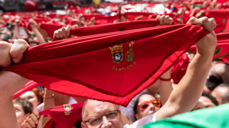 Plaza del Ayuntamiento de Pamplona durante el Chupinazo de San Fermín 2018 (23). IÑIGO ALZUGARAY