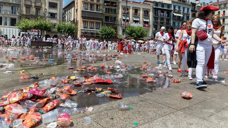 La Plaza del Castillo de Pamplona después del Chupinazo de San Fermín 2018 (05). IÑIGO ALZUGARAY