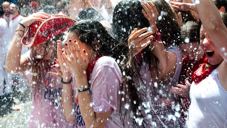 Momentos de agua tras el chupinazo de los sanfermines de 2018. MIGUEL OSÉS 0059