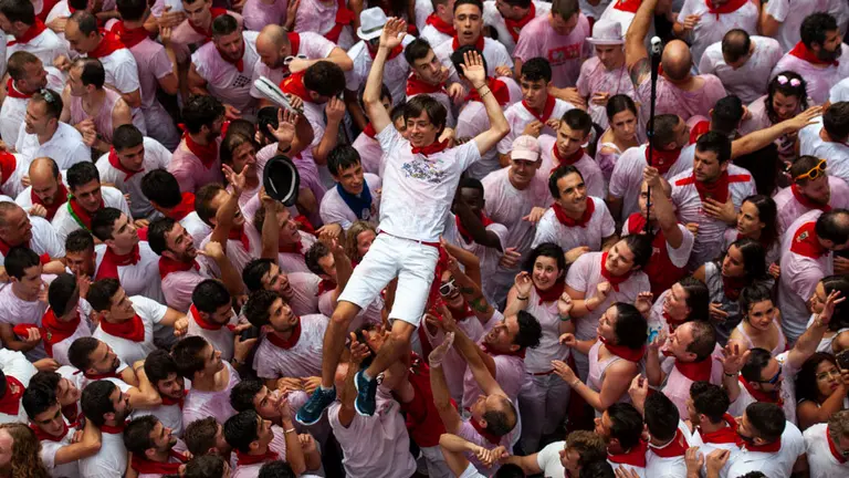 Chupinazo de las fiestas de San Fermín de 2018 desde la Plaza del Ayuntamiento. MIGUEL OSÉS 0003