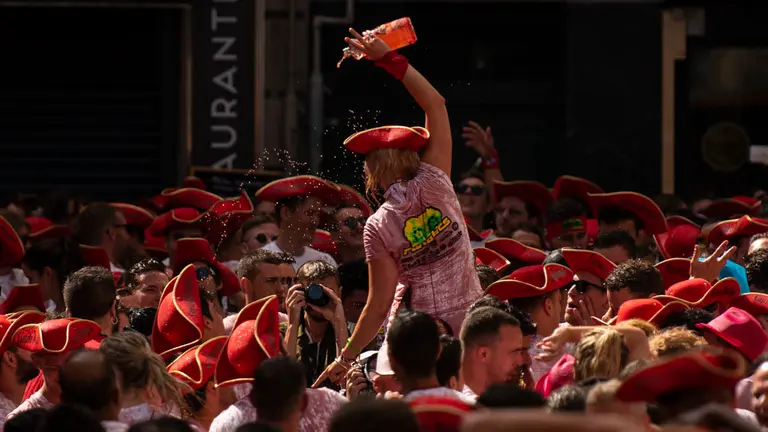 Chupinazo de las fiestas de San Fermín de 2018 desde la Plaza del Ayuntamiento. MIGUEL OSÉS 0025