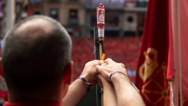 Chupinazo de las fiestas de San Fermín de 2018 desde la Plaza del Ayuntamiento. MIGUEL OSÉS 0029
