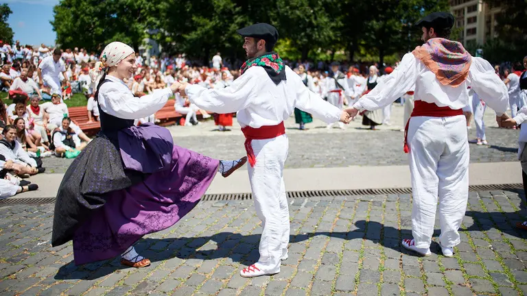 Festival folclórico en la Plaza de los Fueros. DANIEL FERNÁNDEZ (14)