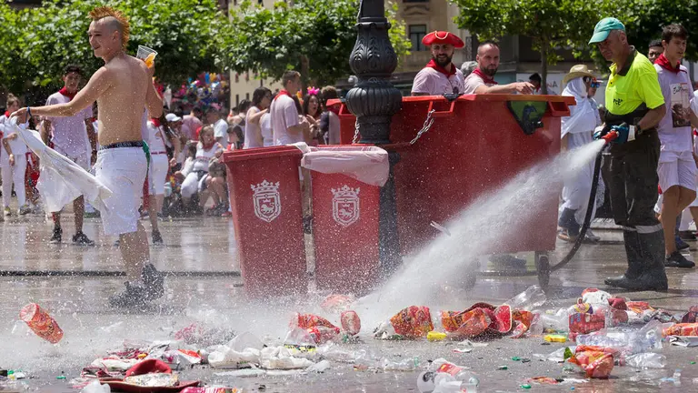 Los servicios de limpieza limpian las calles después del Chupinazo de San Fermín 2018 (13). IÑIGO ALZUGARAY