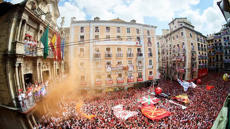 Ambiente previo al Chupinazo en la Plaza del Ayuntamiento durante el inicio de los Sanfermines de 2018. DANIEL FERNÁNDEZ (4)