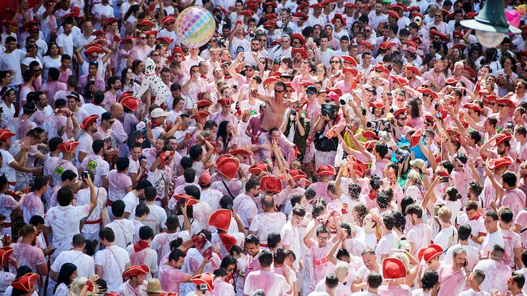 Ambiente previo al Chupinazo en la Plaza del Ayuntamiento durante el inicio de los Sanfermines de 2018. DANIEL FERNÁNDEZ (5)