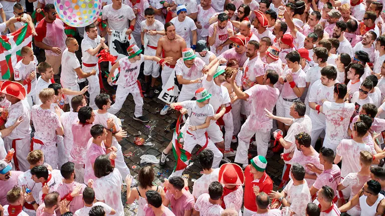 Ambiente previo al Chupinazo en la Plaza del Ayuntamiento durante el inicio de los Sanfermines de 2018. DANIEL FERNÁNDEZ (15)