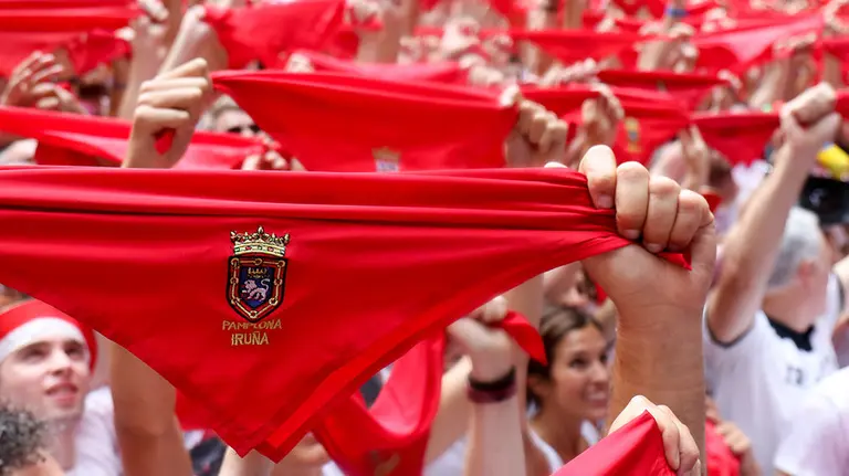 Ambiente en la Plaza del Ayuntamiento durante el Chupinazo de Sanfermines 2018. OSCAR J BARROSO
