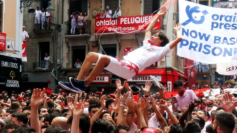 Ambiente en la Plaza del Ayuntamiento durante el Chupinazo de Sanfermines. OSCAR J BARROSO