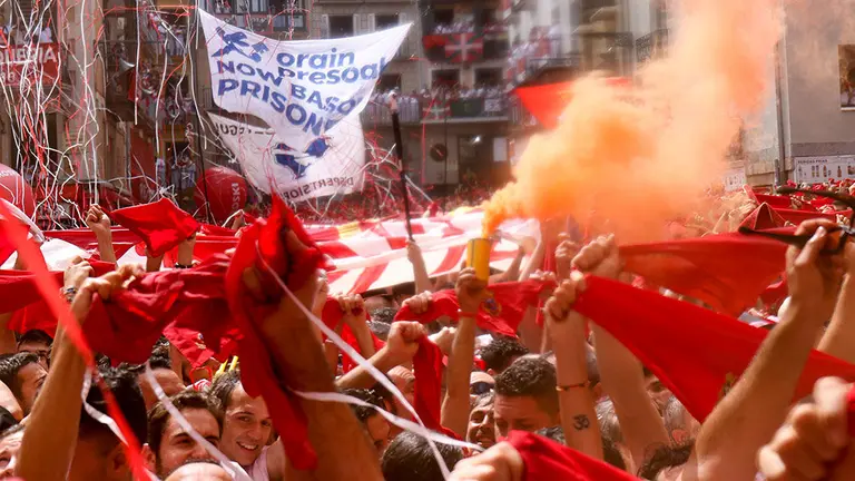 Ambiente en la Plaza del Ayuntamiento durante el Chupinazo de Sanfermines 2018. OSCAR J BARROSO